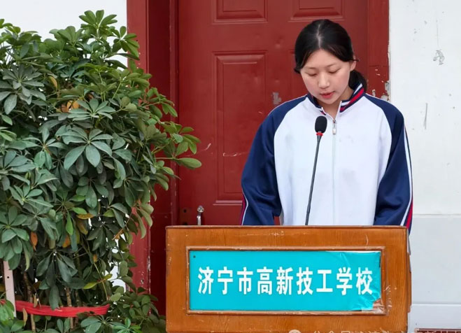 学生代表（王远珍）发言