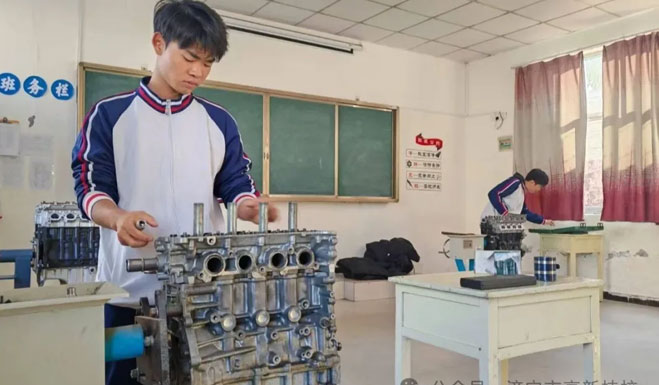 汽车维修比赛现场