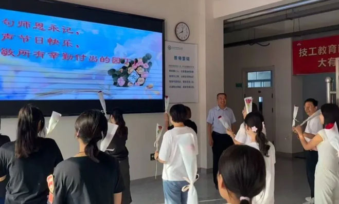学校始终铭记老师们的付出与坚守