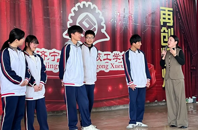 学生上台互动