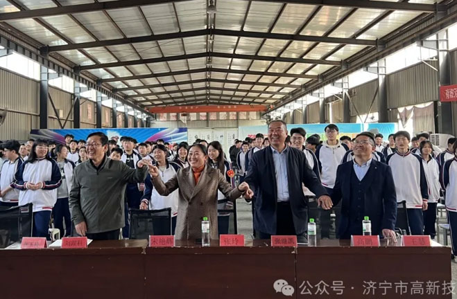 师生齐做游戏