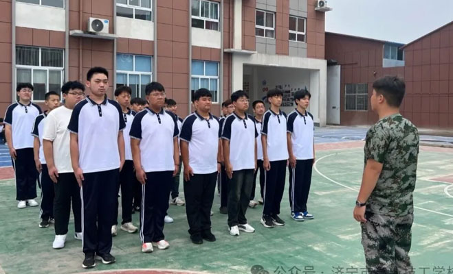 挥洒青春汗水