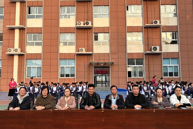 评委老师们认真对照比赛