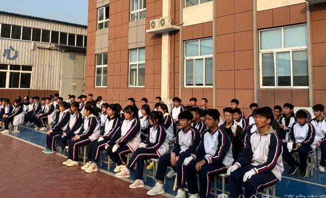 保持着文明观赛秩序