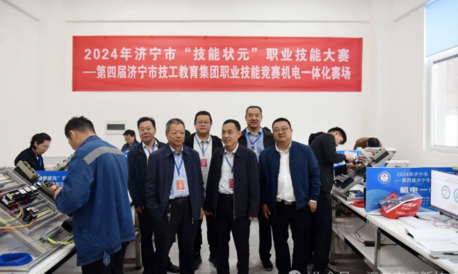 领导巡视了比赛现场