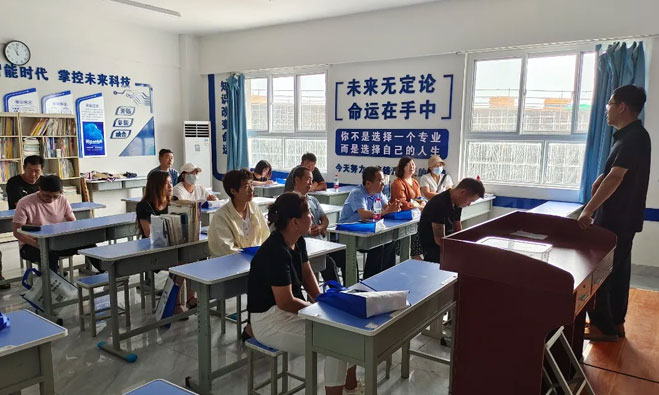 为家校共育提供保障