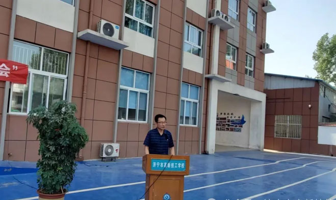 刘跟科校长宣布趣味运动会开幕